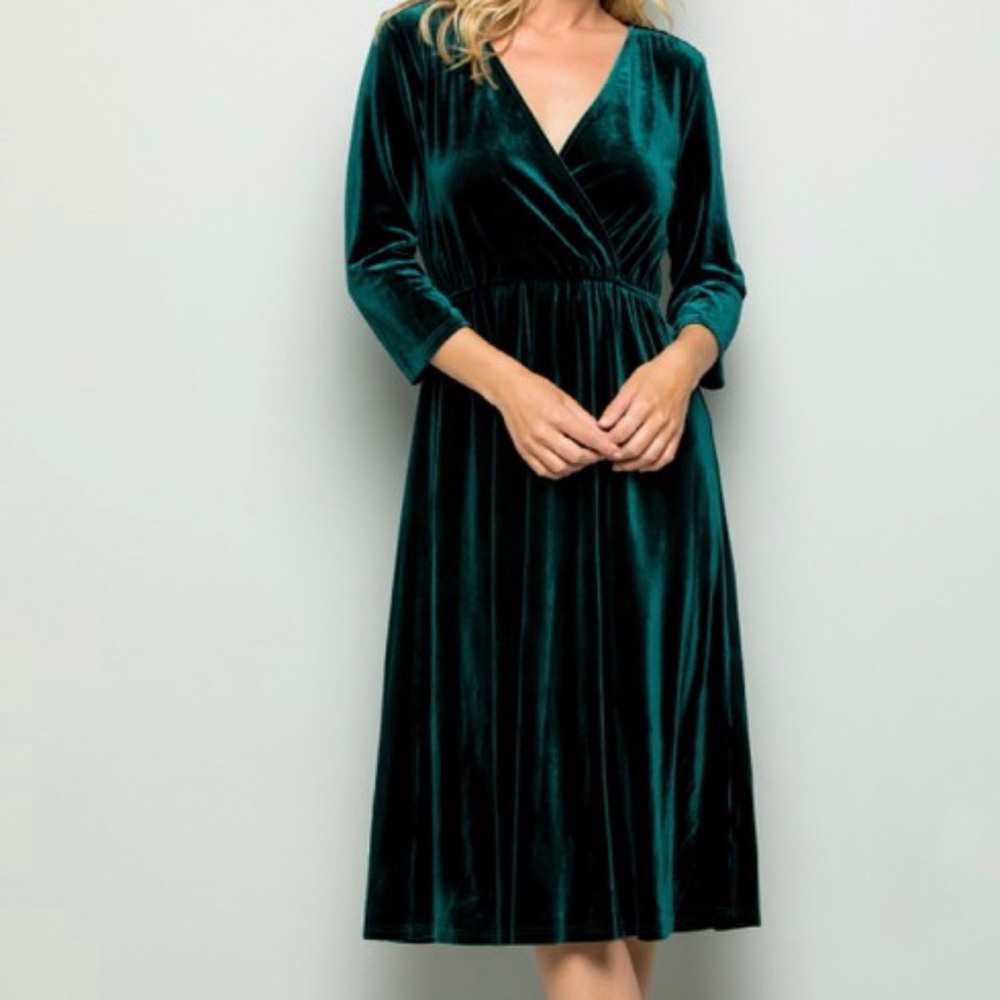 NWT  Women Emerald Velvet Mid Sleeve Midi Dress Size Medium